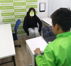 まなびスクール責任者による面接練習の様子