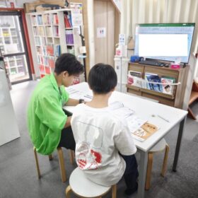 野洲・守山の学習強化日個別徹底指導まなびスクールでは定期テスト前はこのようマンツーマンで定期テスト対策を参加者全員に行っています。